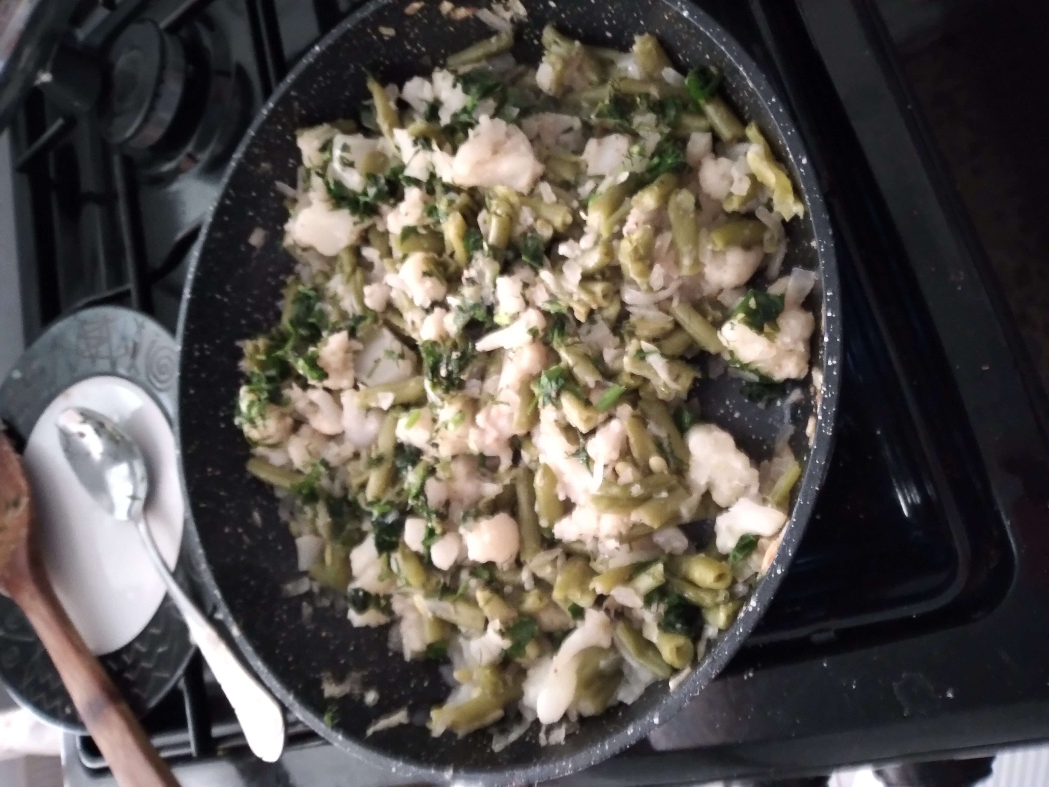 Теплый салат из стручковой фасоли с цветной капустой