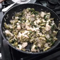 Теплый салат из стручковой фасоли с цветной капустой