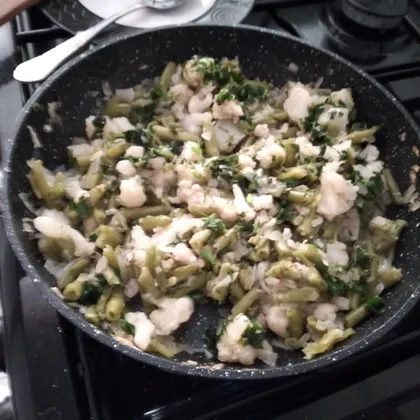 Теплый салат из стручковой фасоли с цветной капустой