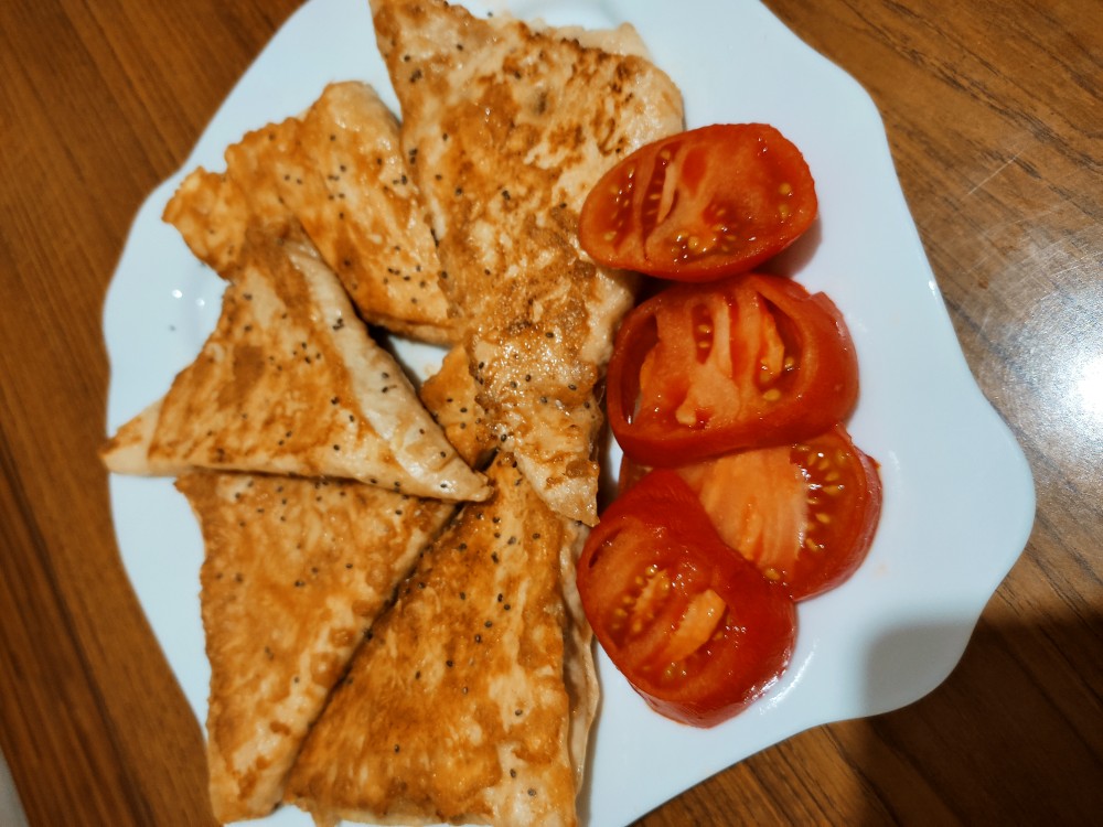 Треугольники из лаваша с курицей и сыром на сковороде