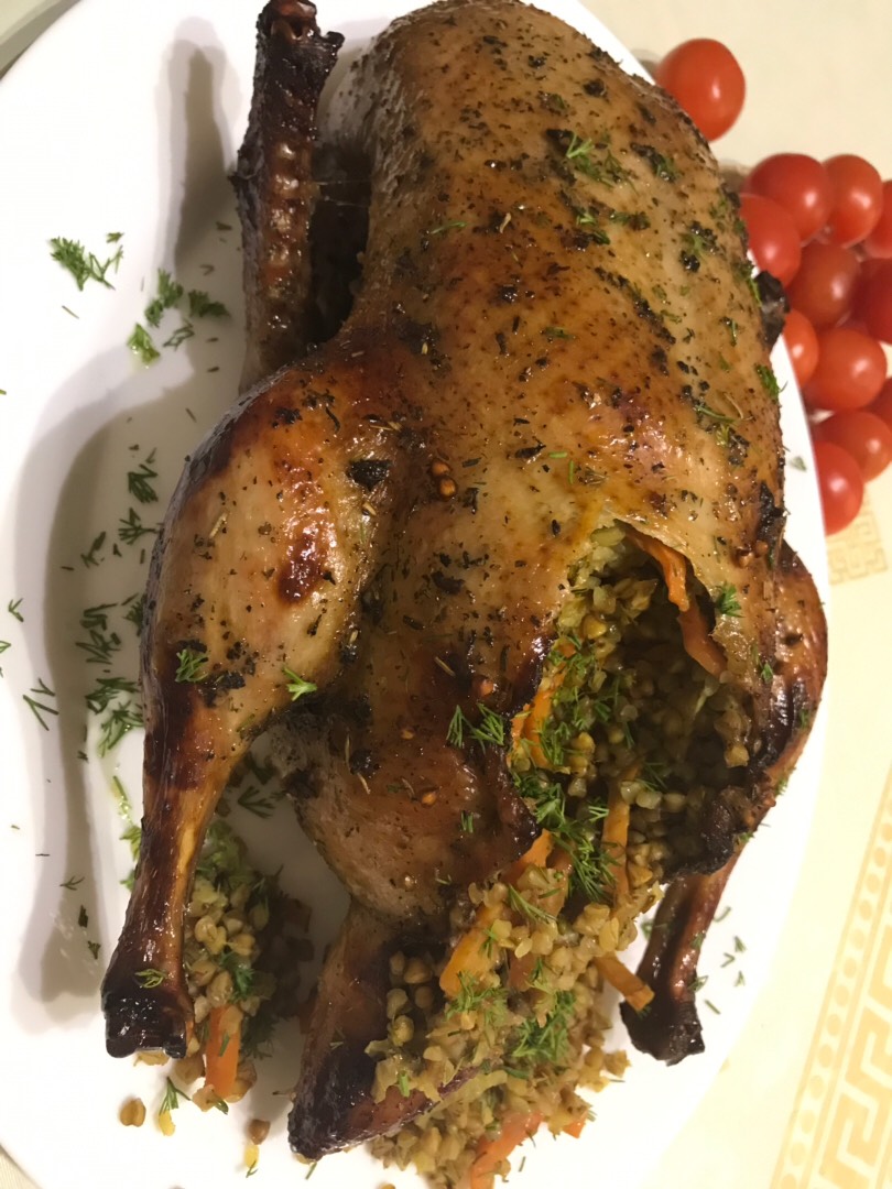 Утка в глазури, фаршированная гречкой – кулинарный рецепт