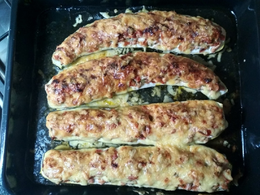 Запечённые кабачки с куриной грудкой, 🍅-ми и зеленью под сыром