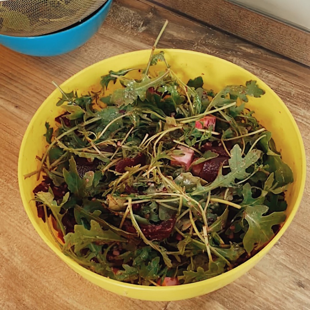 Свекольный салат с рукколой и фетой