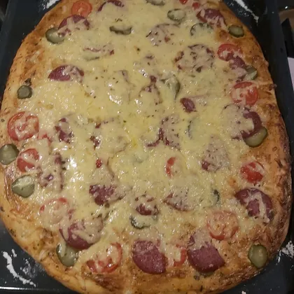 Пицца с маринованными огурцами и салями