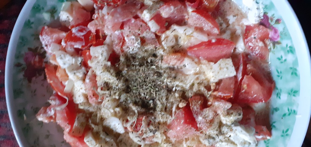 Салат из помидор с маринованной капустой и сыром