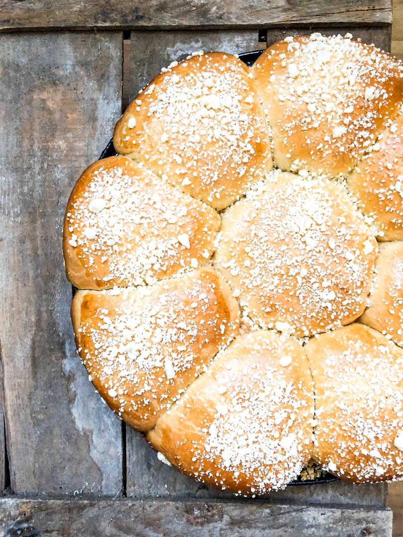 Булочки с начинкой и штрейзельской крошкой