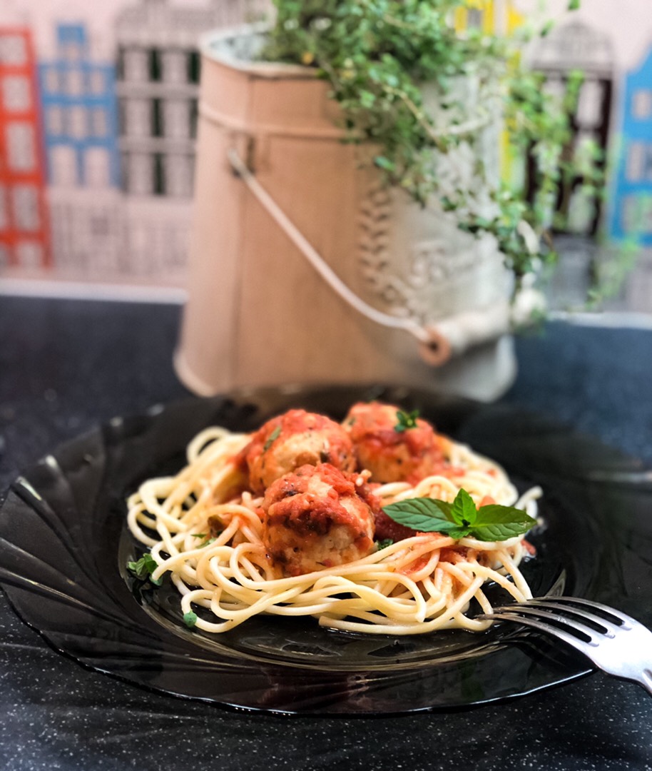 Митболы из индейки с рикоттой под густым томатным соусом🍅