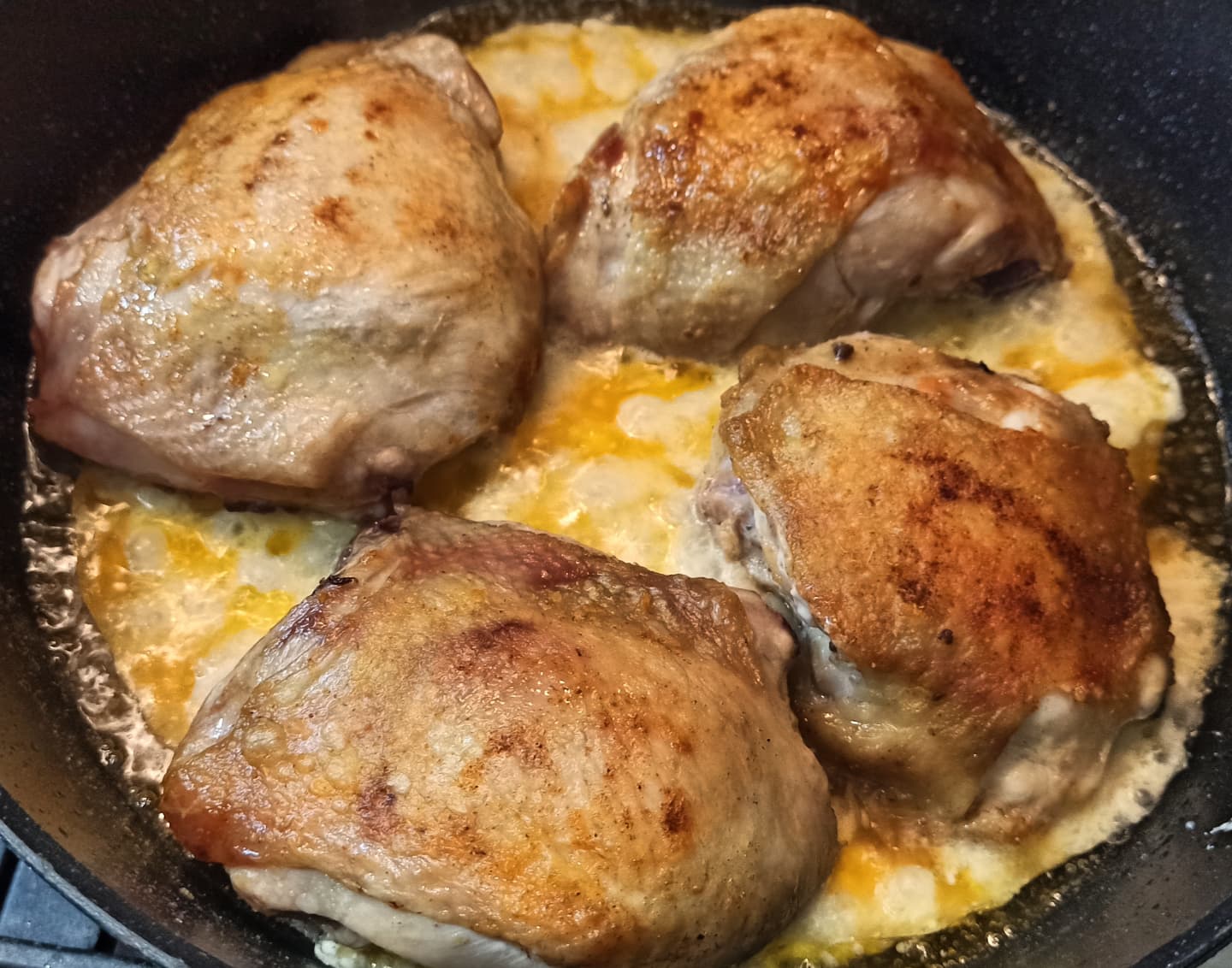 Куриные бедра на сковороде с луком