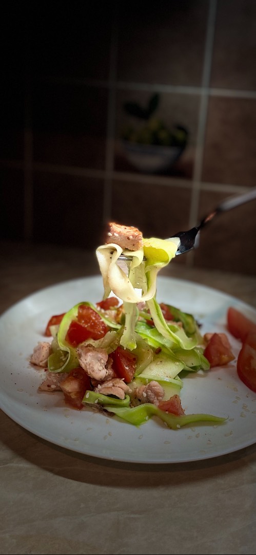 Паста 🍝 из кабачка, с жареными томатами и сёмгой