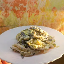 Салат с капустой и кальмарами