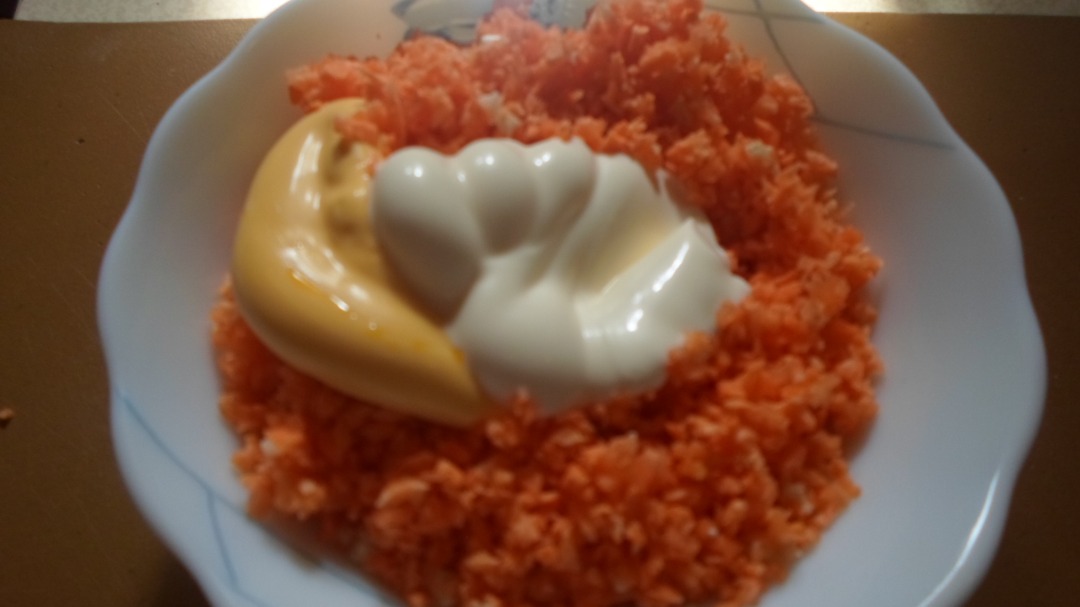Салат из моркови с чесноком и пикантной заправкой