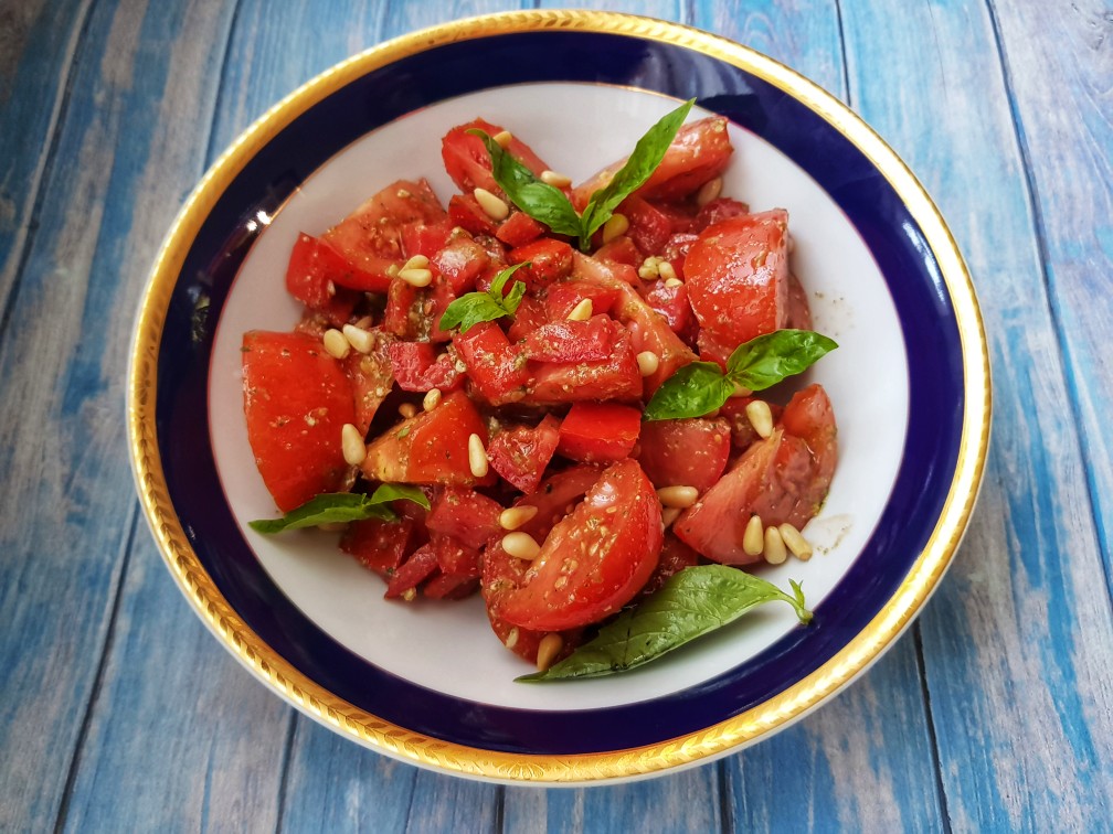 Рецепты вкусных салатов с соусом песто - пошаговое описание с фото на сайте телеканала «Еда»