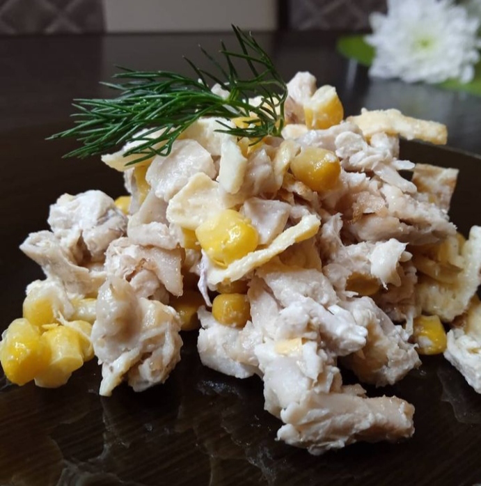 Салат с яичными блинчиками, огурцами и курицей - Лайфхакер