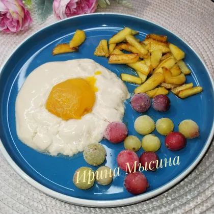 Сладкая яичница из ряженки и консервированных персиков 