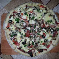 Пицца с копчёной колбасой и грибами 🍕