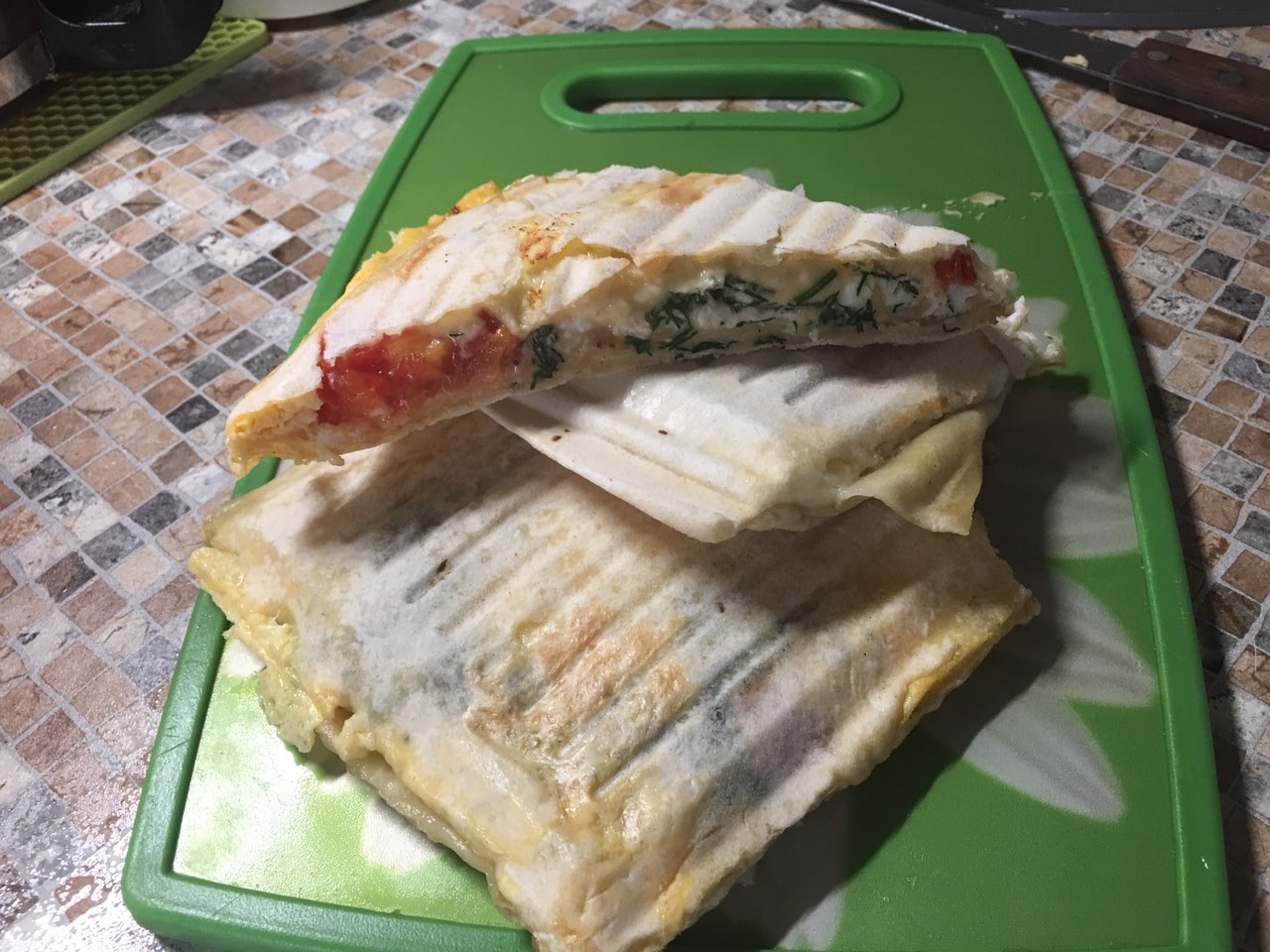 Запеченный лаваш с сыром, помидором и зеленью