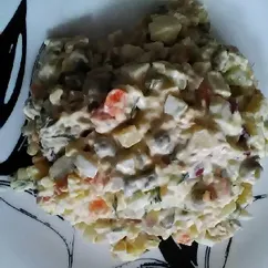 Салат оливье с курицей и свежим огурцом