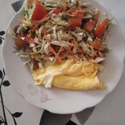 Вариант завтрака 'Омлет и свежий салат из капусты'