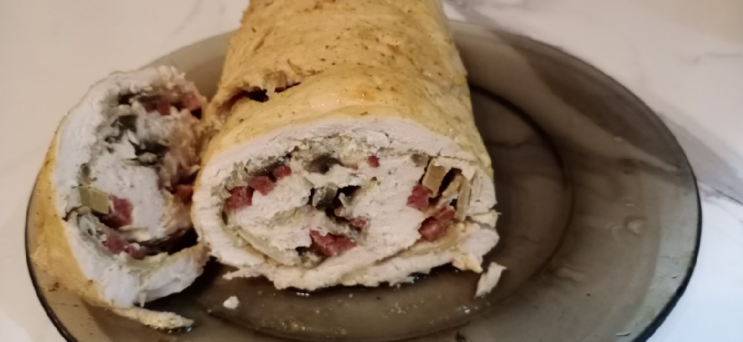 Куриный рулет с грибами и салями