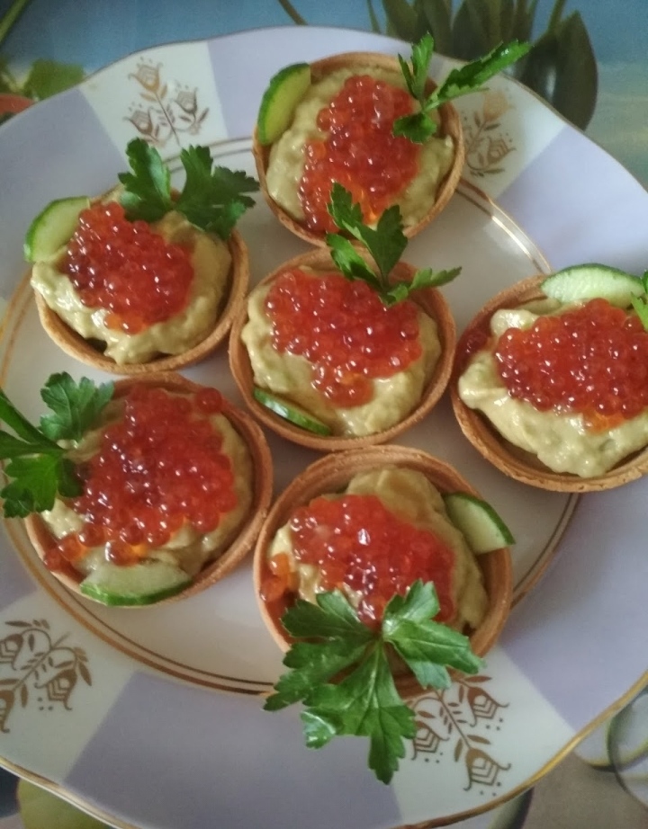 Тарталетки с авокадо и помидорами — рецепт с фото