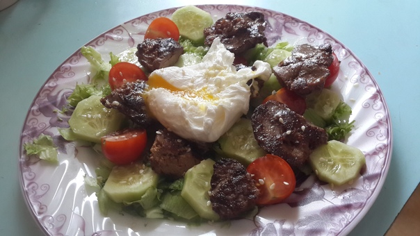 Теплый салат из куриной печени с яйцом пашот