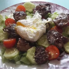 Теплый салат из куриной печени с яйцом пашот