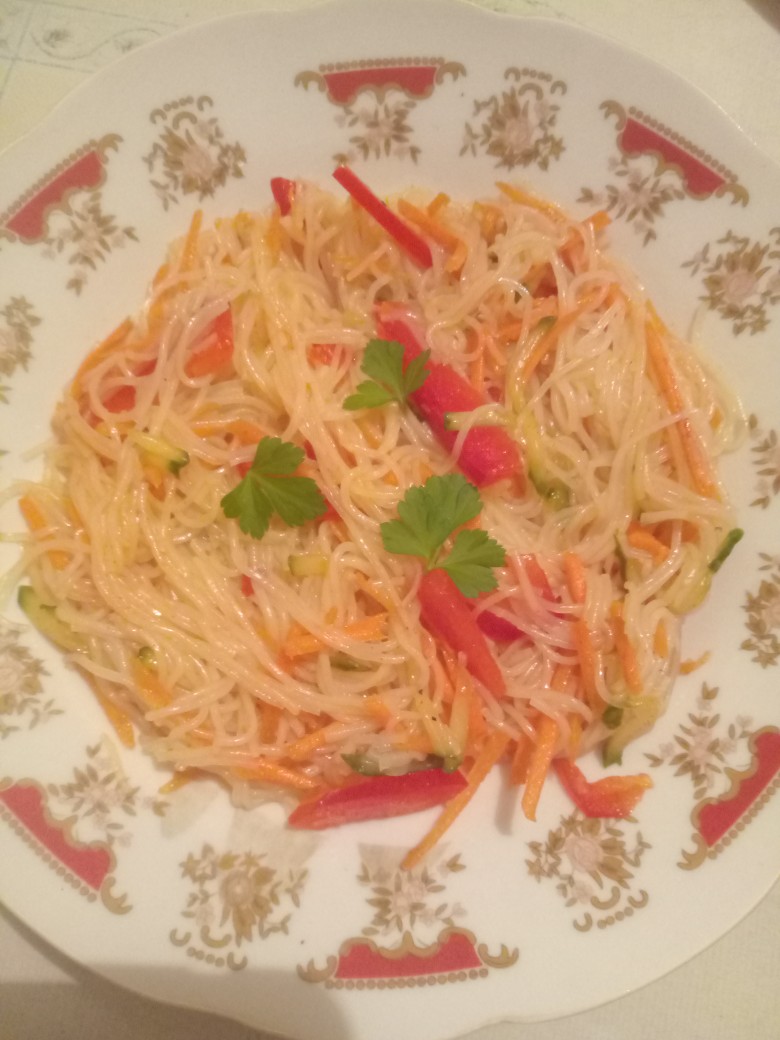 Салат с фунчозой и овощами — рецепты с пошаговыми фото и видео