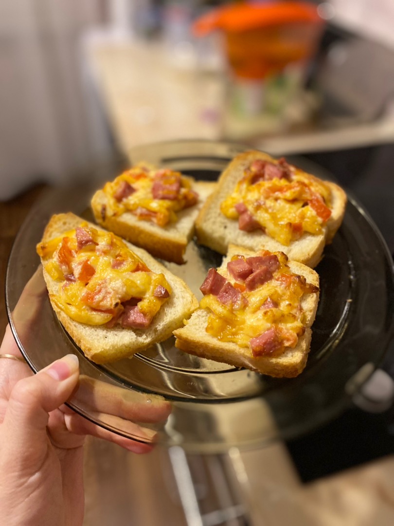 Рецепт: Горячие бутерброды - С колбасой, сыром и помидорами в духовке