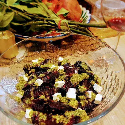 Салат из запечённой свёклы, с базиликовым соусом и с брынзой ❤