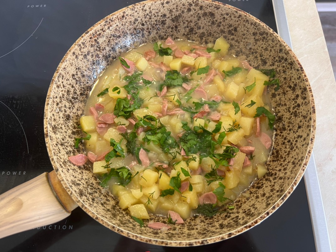 Тушёная картошка с сосисками (простой и вкусный рецепт)