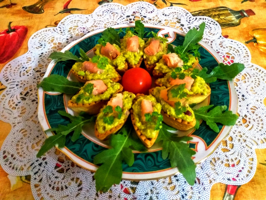 Тарталетки с авокадо и  красной рыбой