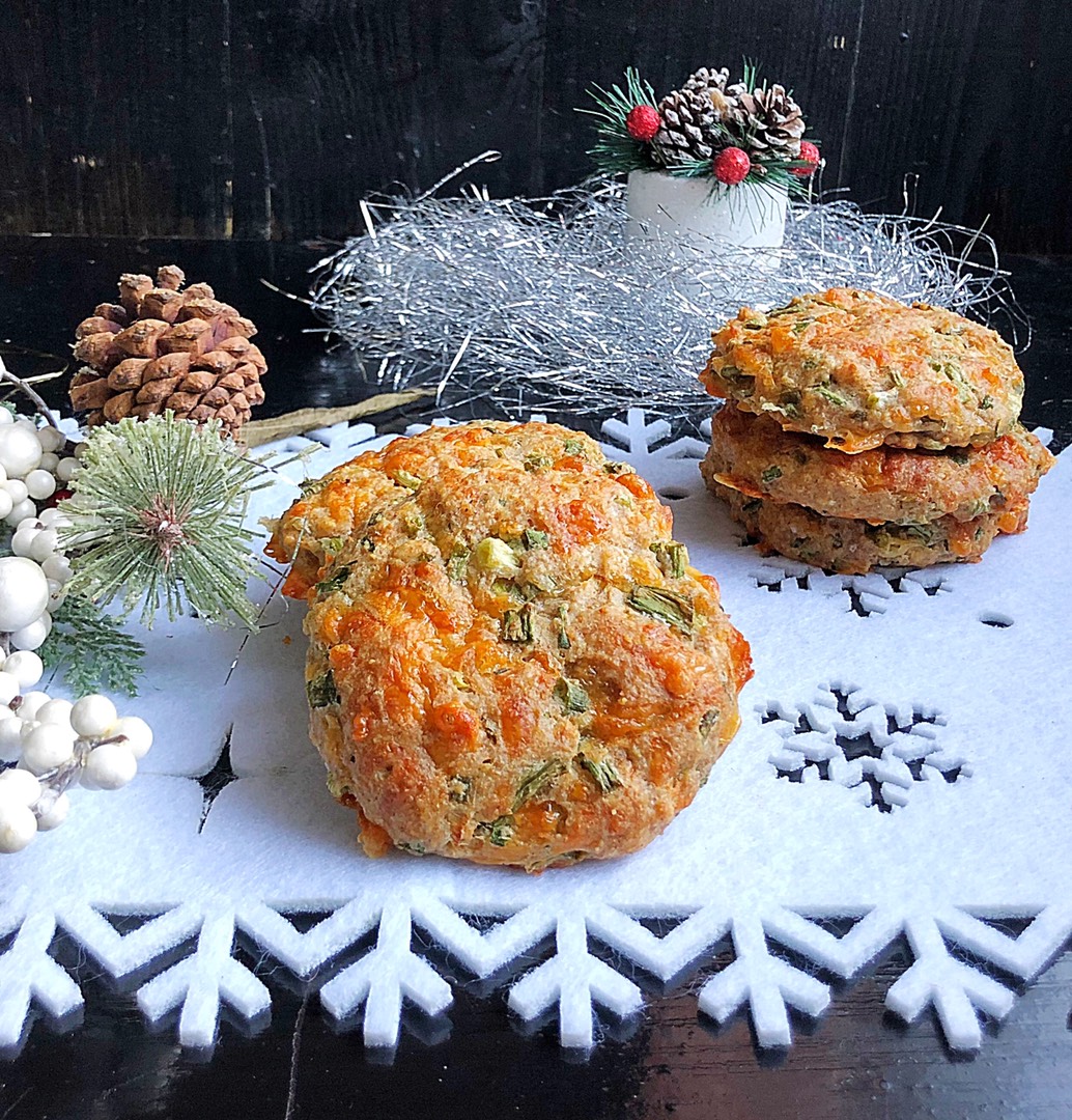 Закуски к пиву. Закусочное печенье к пиву с сыром и луком