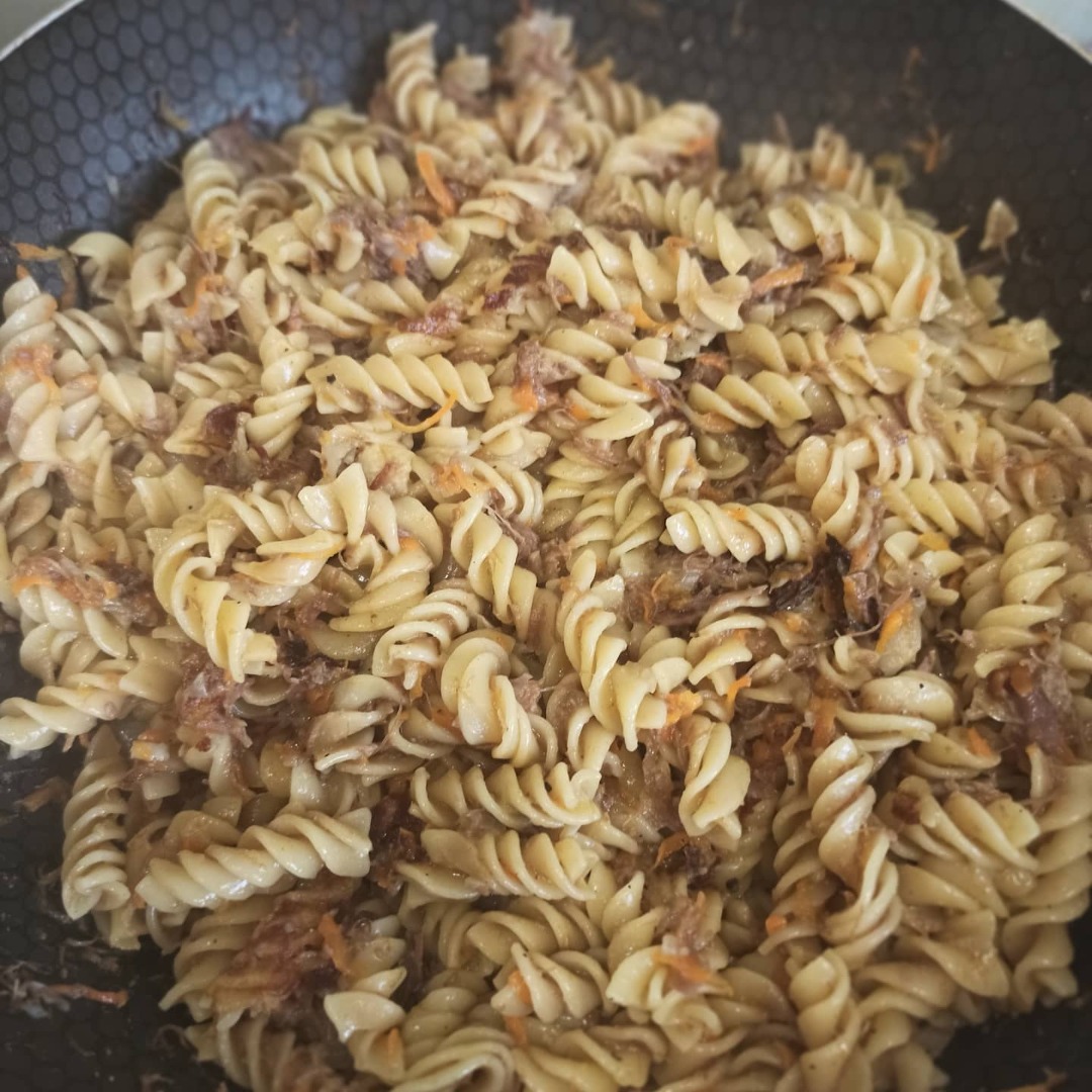 Спагетти с тушёнкой и овощами на сковороде
