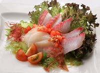 Салат из окуня и морского гребешка