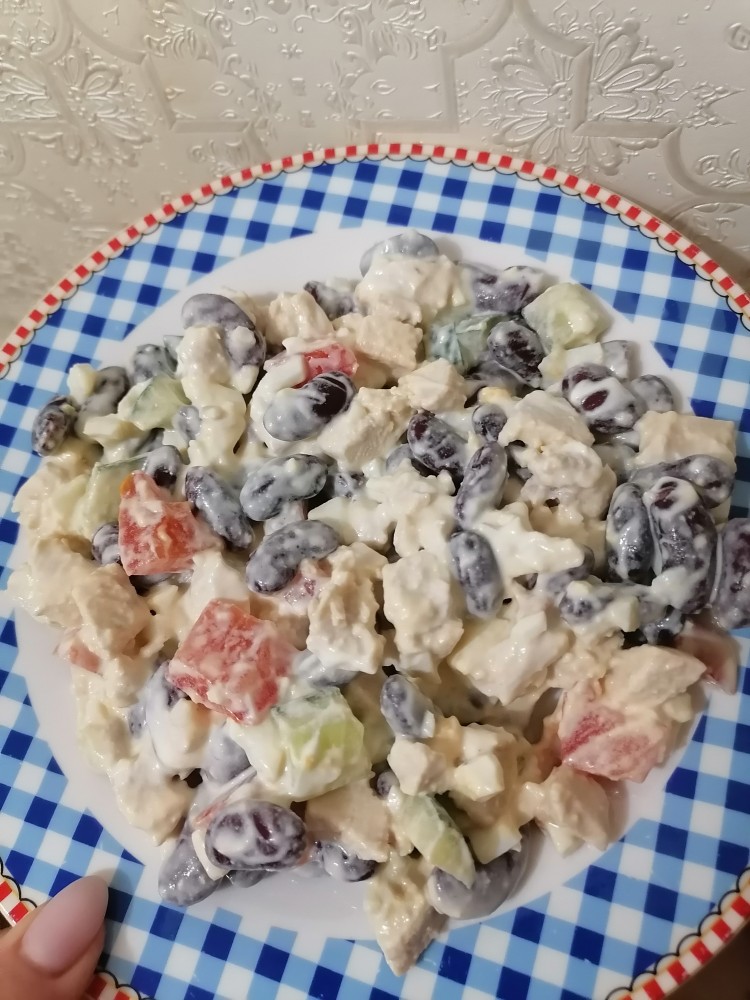 Салат с фасолью и курицей