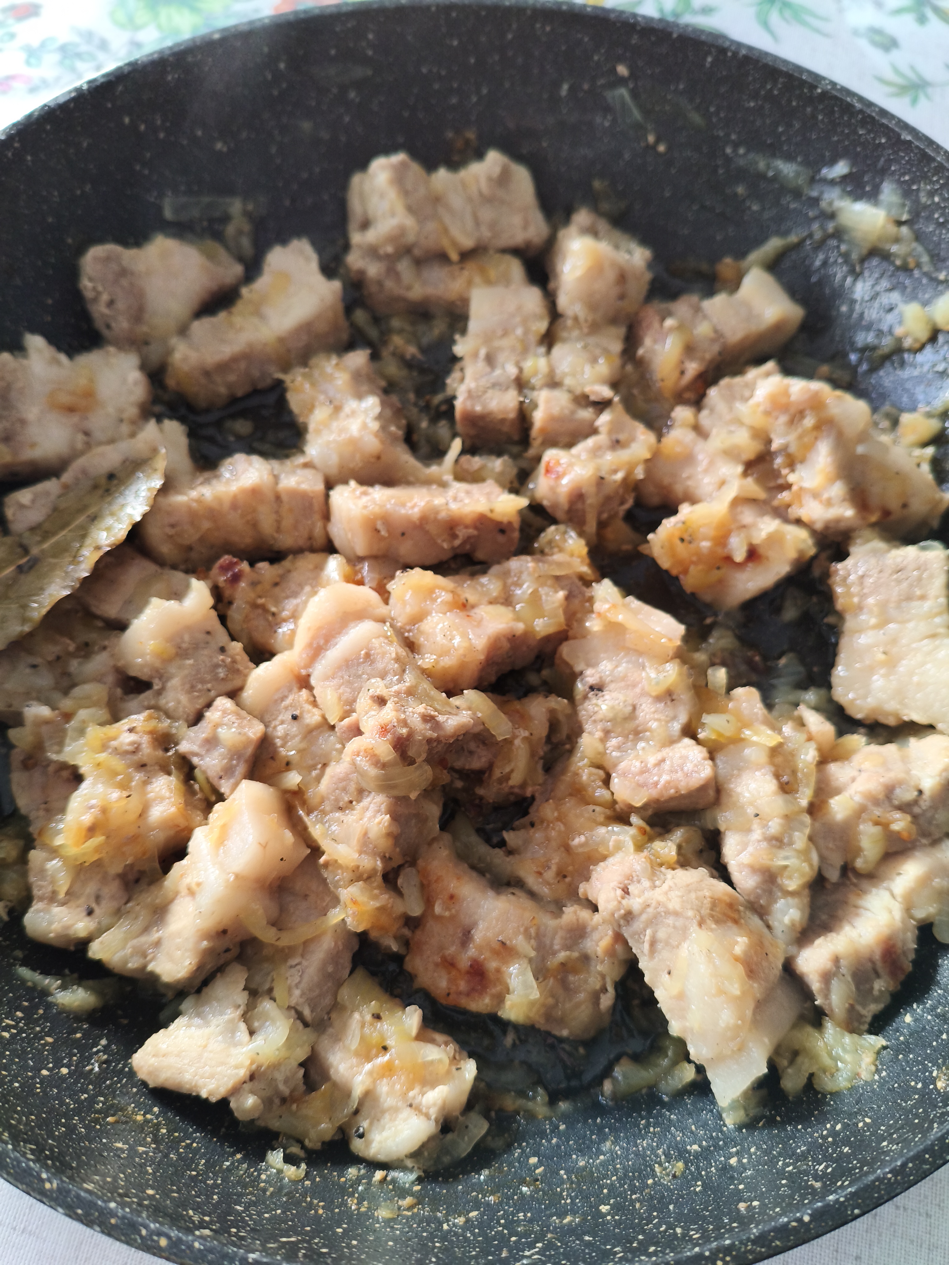 Свинина жареная на сковороде с луком