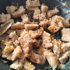 Свинина жареная на сковороде с луком