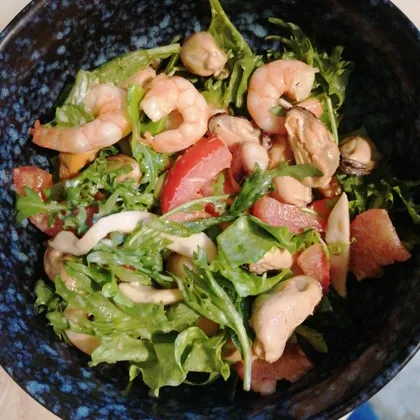 Салат с морепродуктами в имбирной заправке