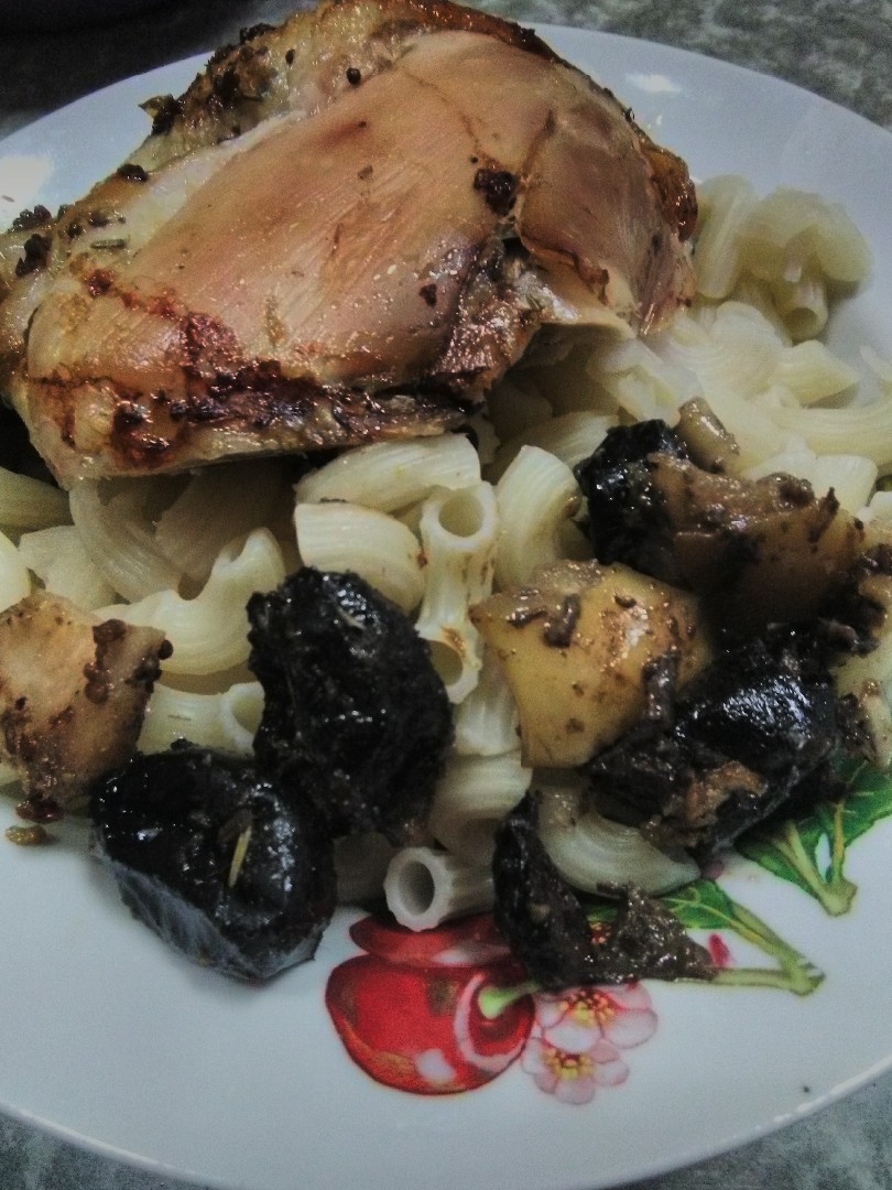Рецепт: Курица запеченная - Курица с черносливом, картофелем и яблоками
