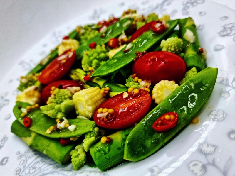 Веганский салат со злой заправкой