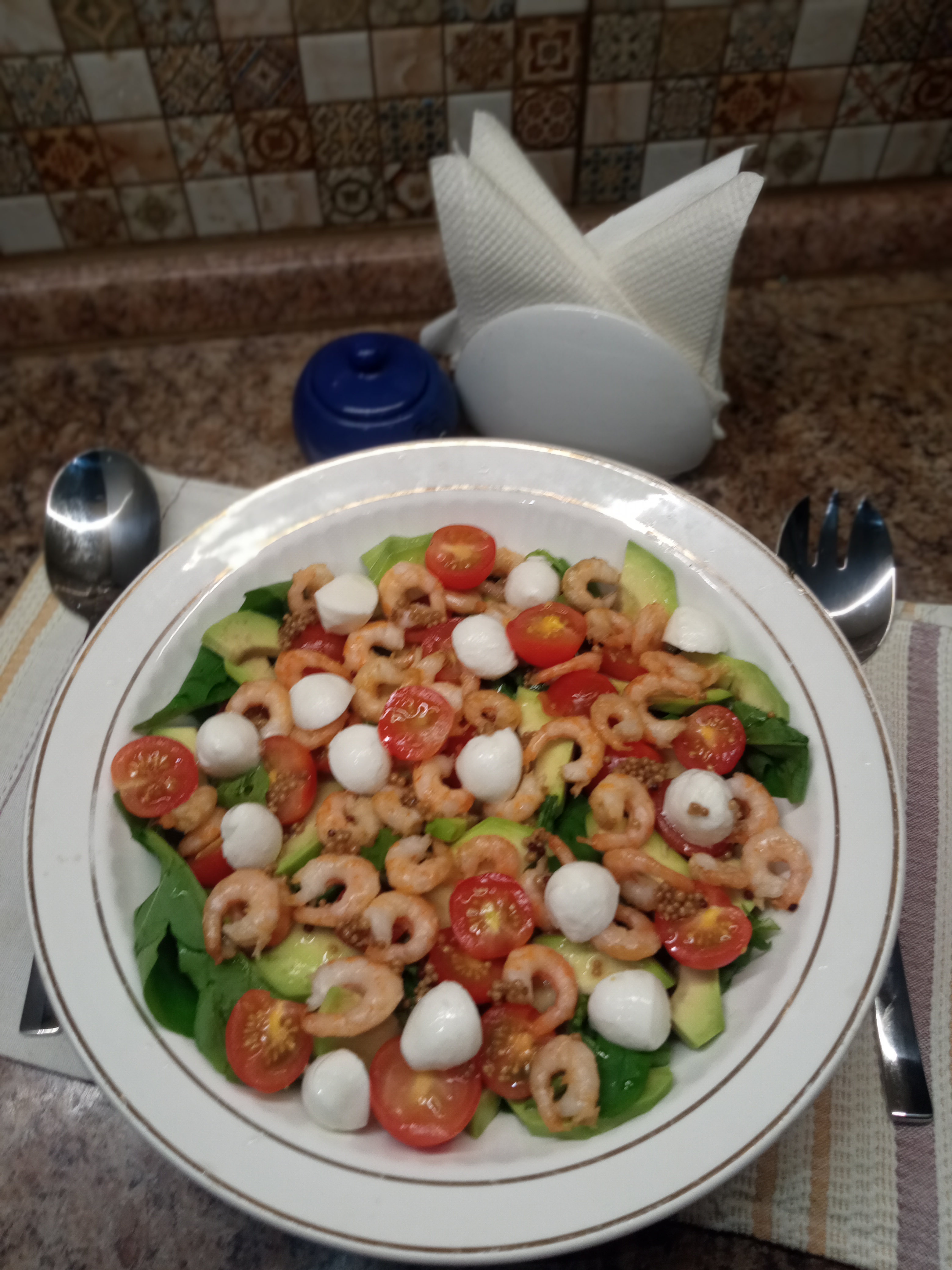 Салат с руколой, авокадо, креветками и моцареллой 
