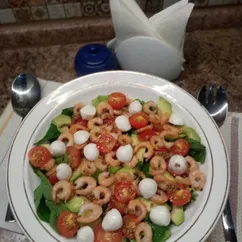 Салат с руколой, авокадо, креветками и моцареллой