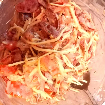 Салат из помидоров с копчёным сыром
