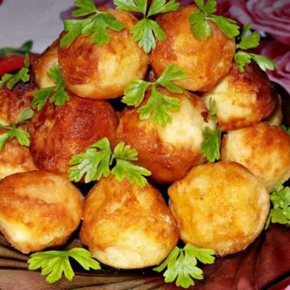 Картофельные шарики — интересное и необычное блюдо, которое может подаваться как самостоятельно, так и в качестве гарнира для блюд из мяса или рыбы