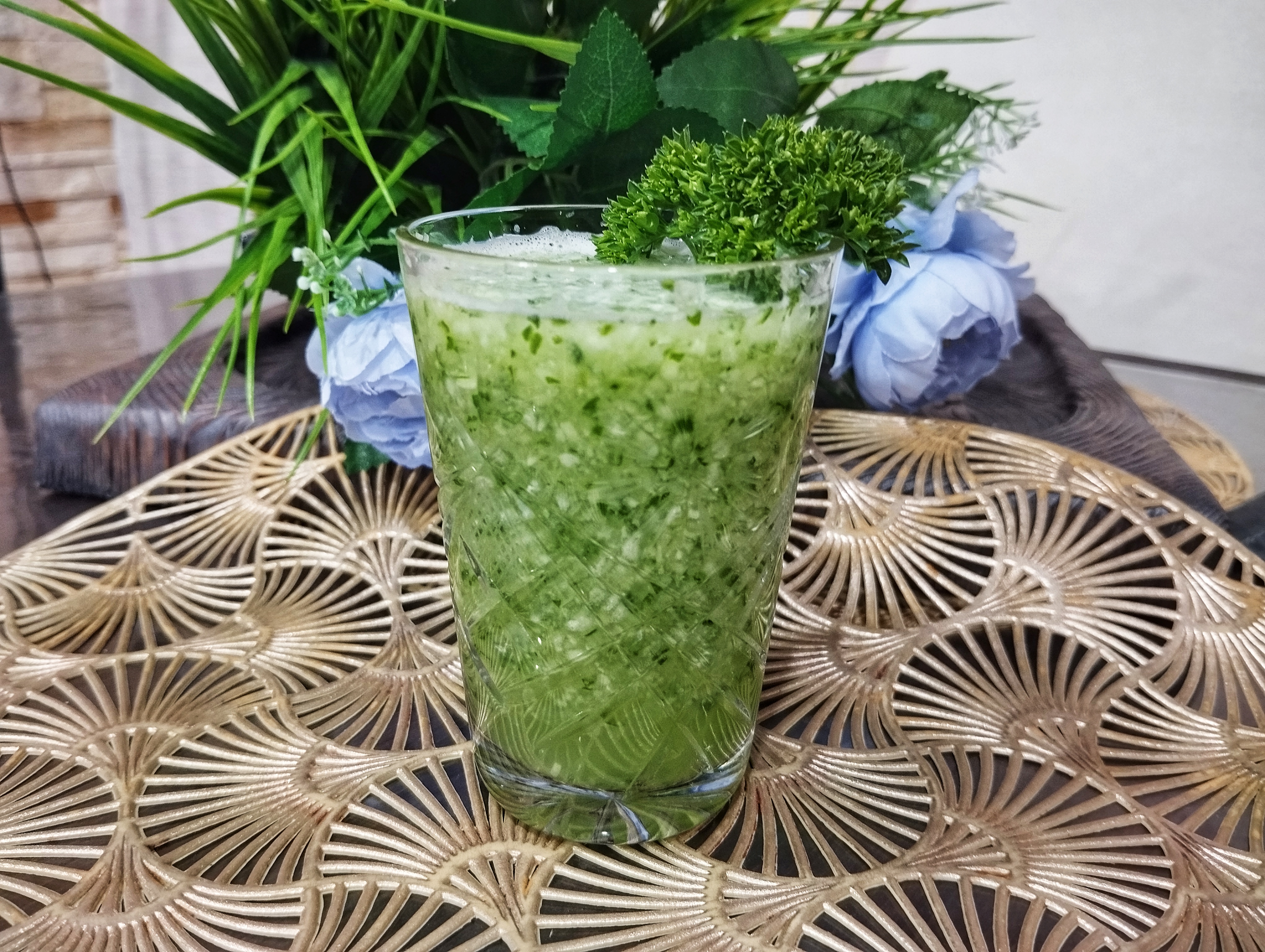 Смузи с сельдереем, огурцом и яблоком