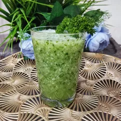 Смузи с сельдереем, огурцом и яблоком