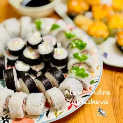 Два типа роллов с крабовыми палочками