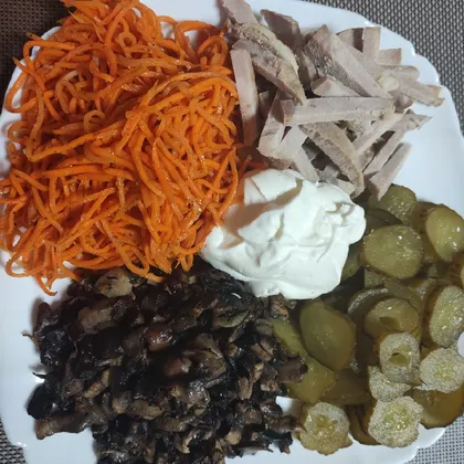 Салат с мясом, солёными огурцами, грибами и морковью по-корейски