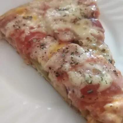 Пицца с двумя видами сыра и ветчиной