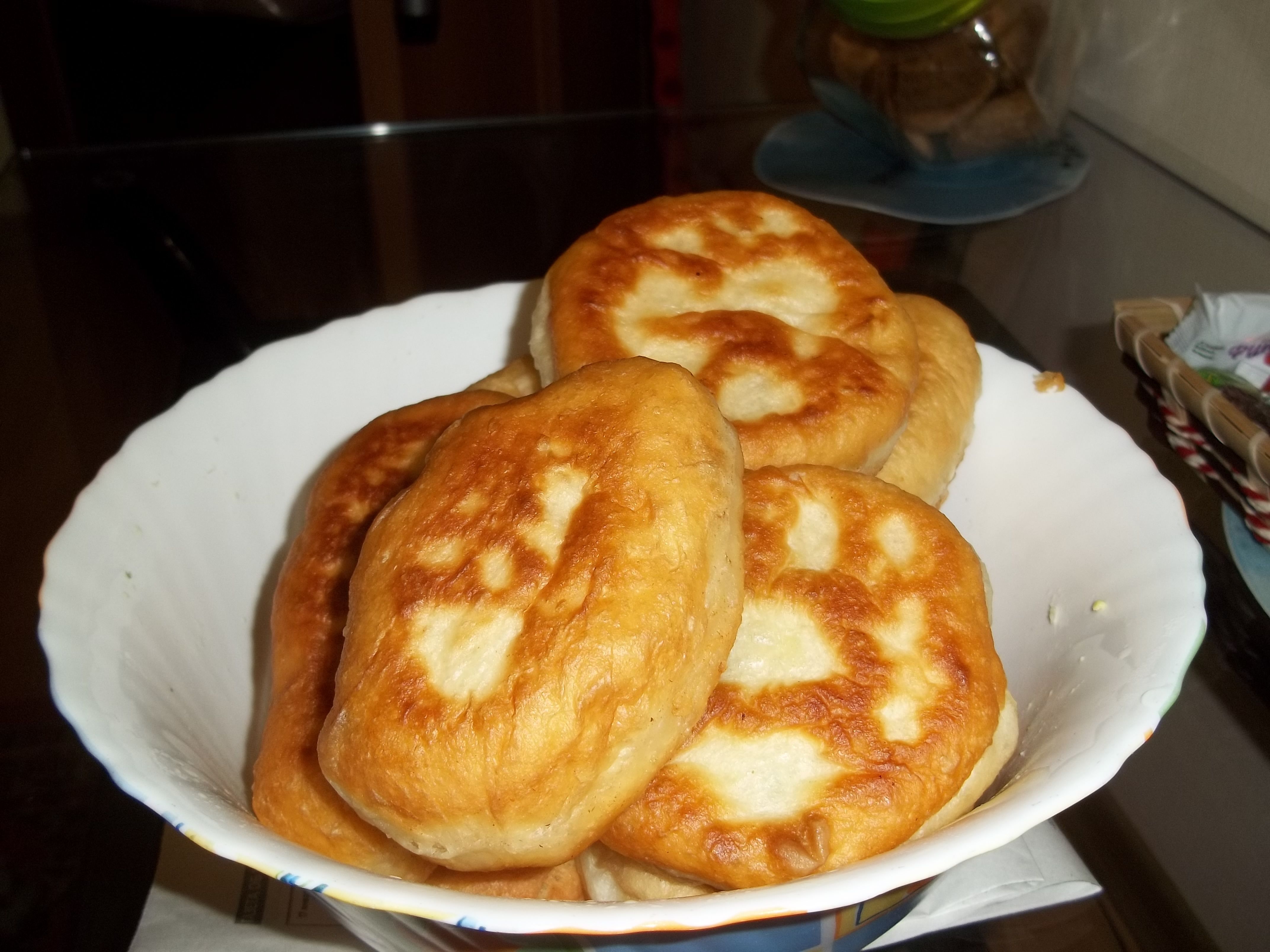 Жареные пирожки с луком и яйцом